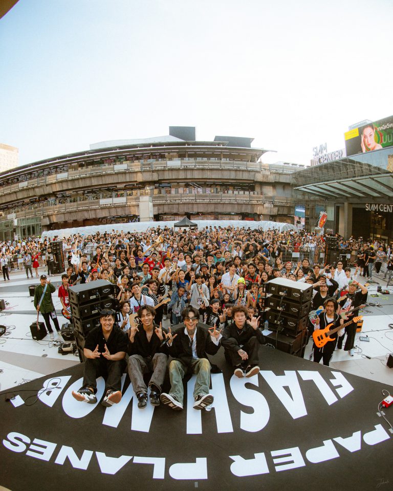 PAPER PLANES FLASH MOB (2)